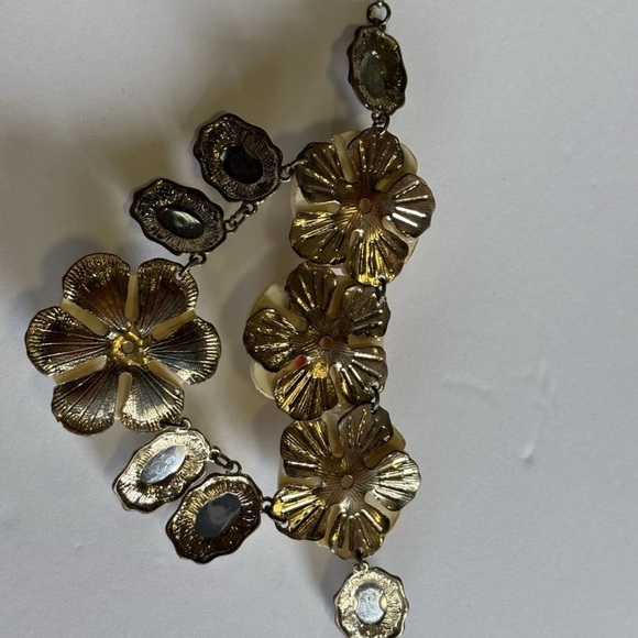 Chic Cream Rose Necklace - Picture 4 of 9